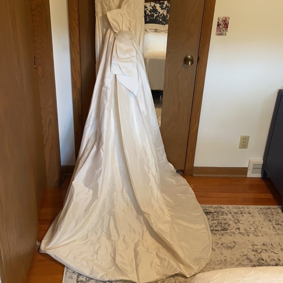 NEW-Bridal Wedding Gown. Size 6. Never worn. - Picture 8 of 12